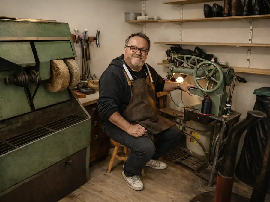 Manuel Lema bei der Arbeit an der Schuhmacher-Maschine in seiner Werkstatt